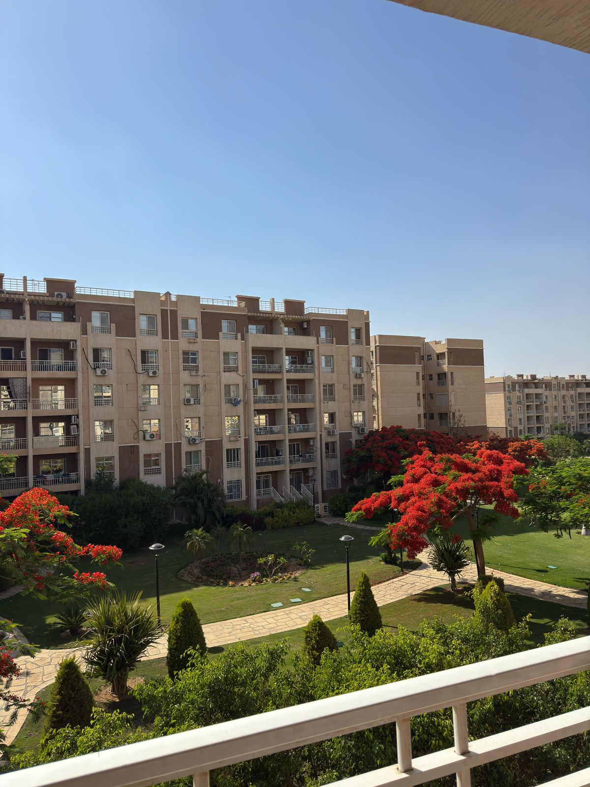 شقة في مدينتي 96 م2 للإيجار مفروش على حديقة تشطيب خاص 18,000 ج 