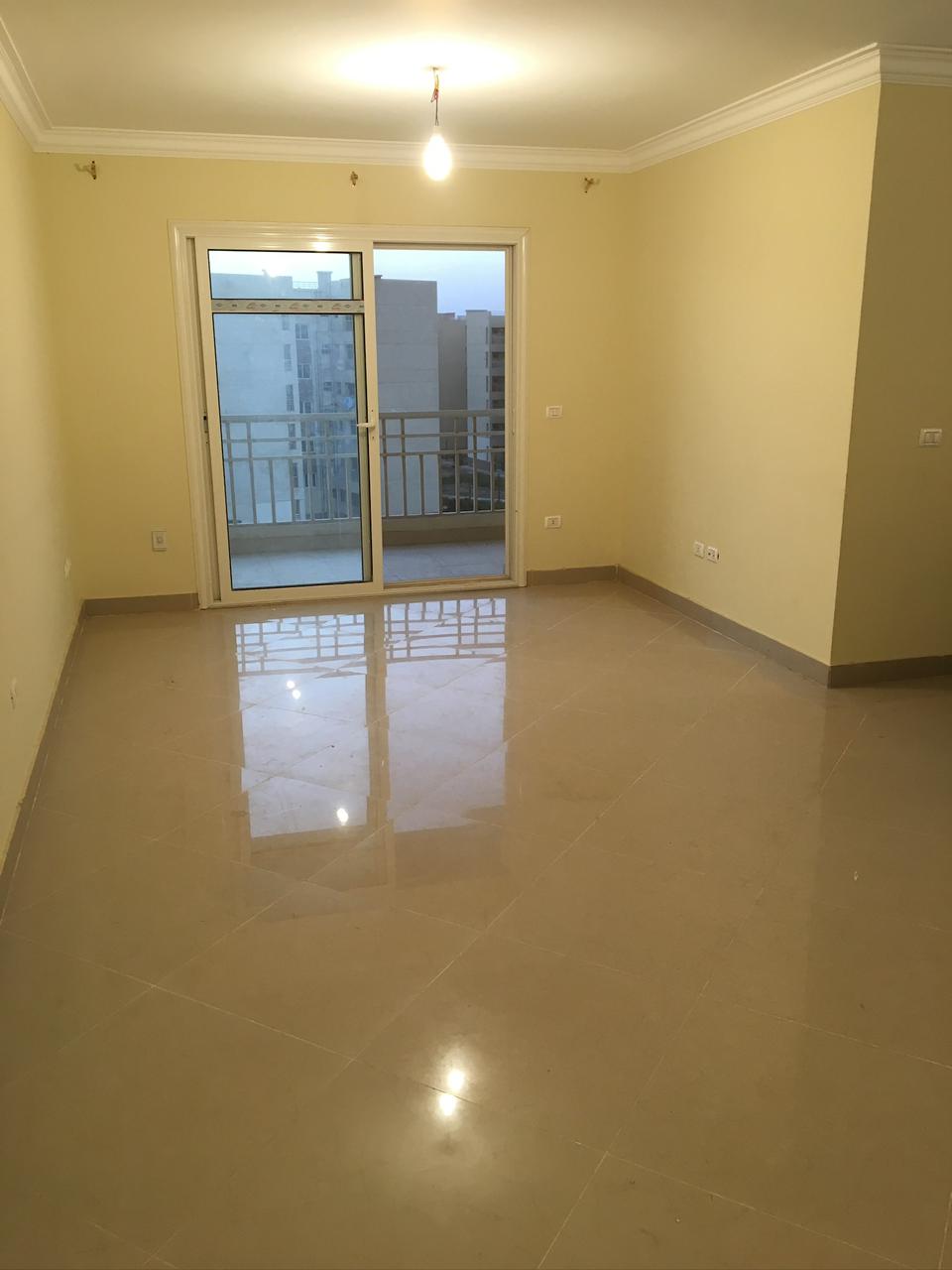 شقة في مدينتي 96 م2 للإيجار قانون جديد بحري على حديقة كبيرة تشطيب خاص 14,000 ج 