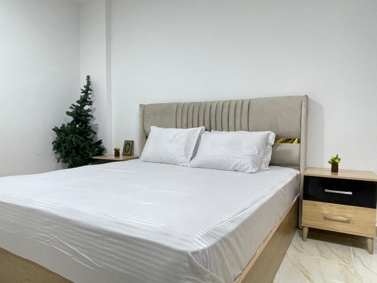 شقة في مدينتي 140 م2 للإيجار مفروش على حديقة كبيرة 37,000 ج 