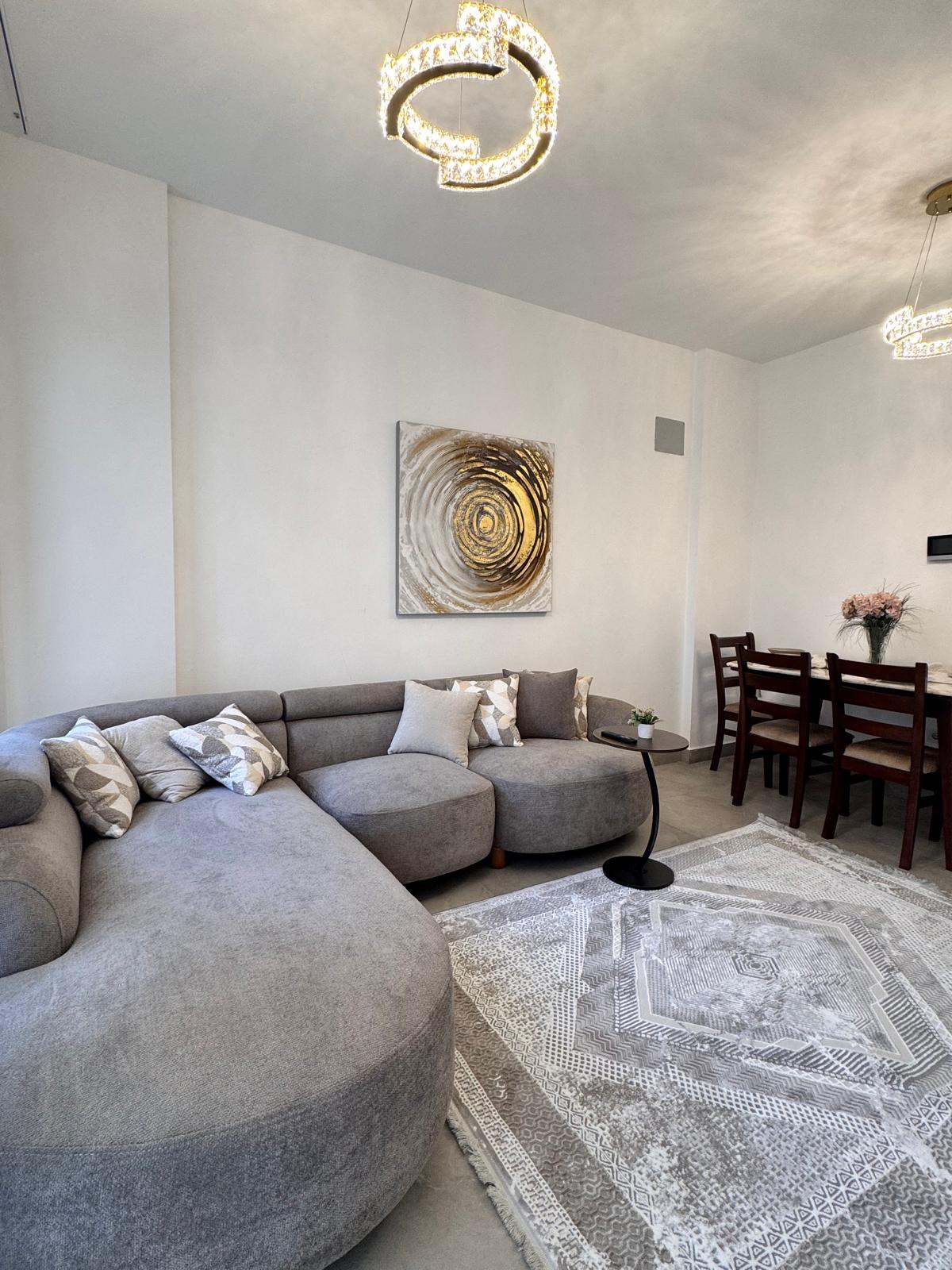 شقة في مدينتي 78 م2 للإيجار مفروش بحري على حديقة صغيرة تشطيب هاي لوكس 32,000 ج 