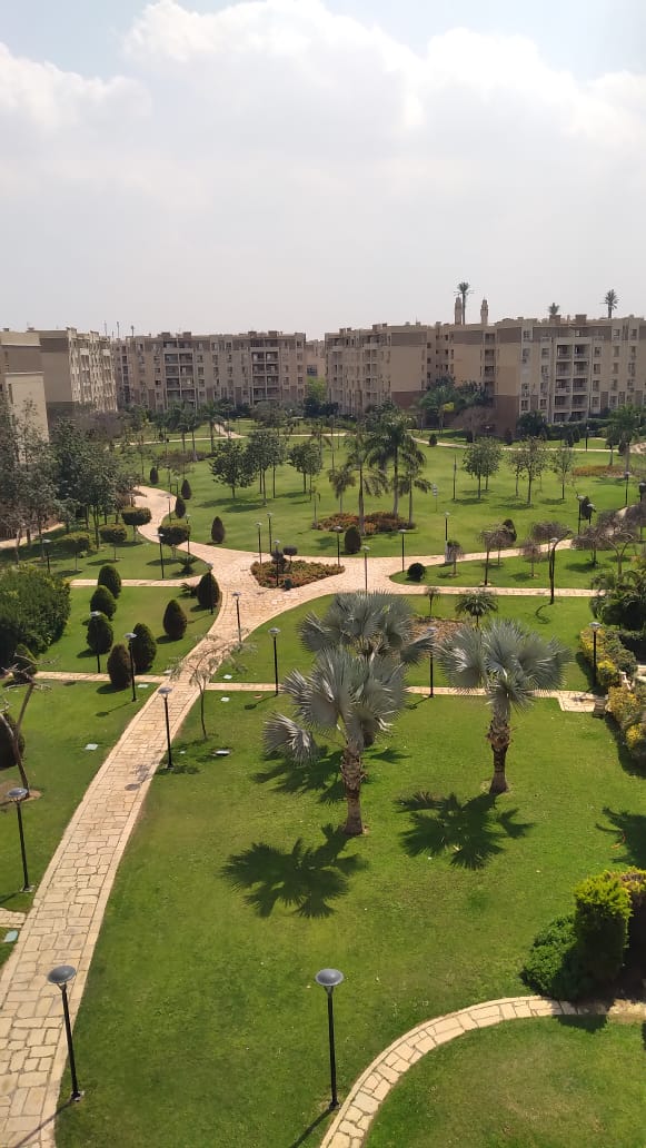 شقة في مدينتي 96 م2 للإيجار مفروش على حديقة كبيرة تشطيب خاص 23,000 ج 